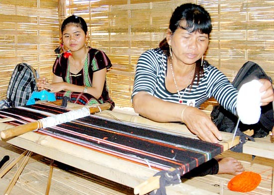 Brocade weaving by Ma ethnic minority in Cat Tien district, Lam Dong province (Photo: SGGP) Brocade weaving by Ma ethnic minority in Cat Tien district, Lam Dong province (Photo: SGGP)